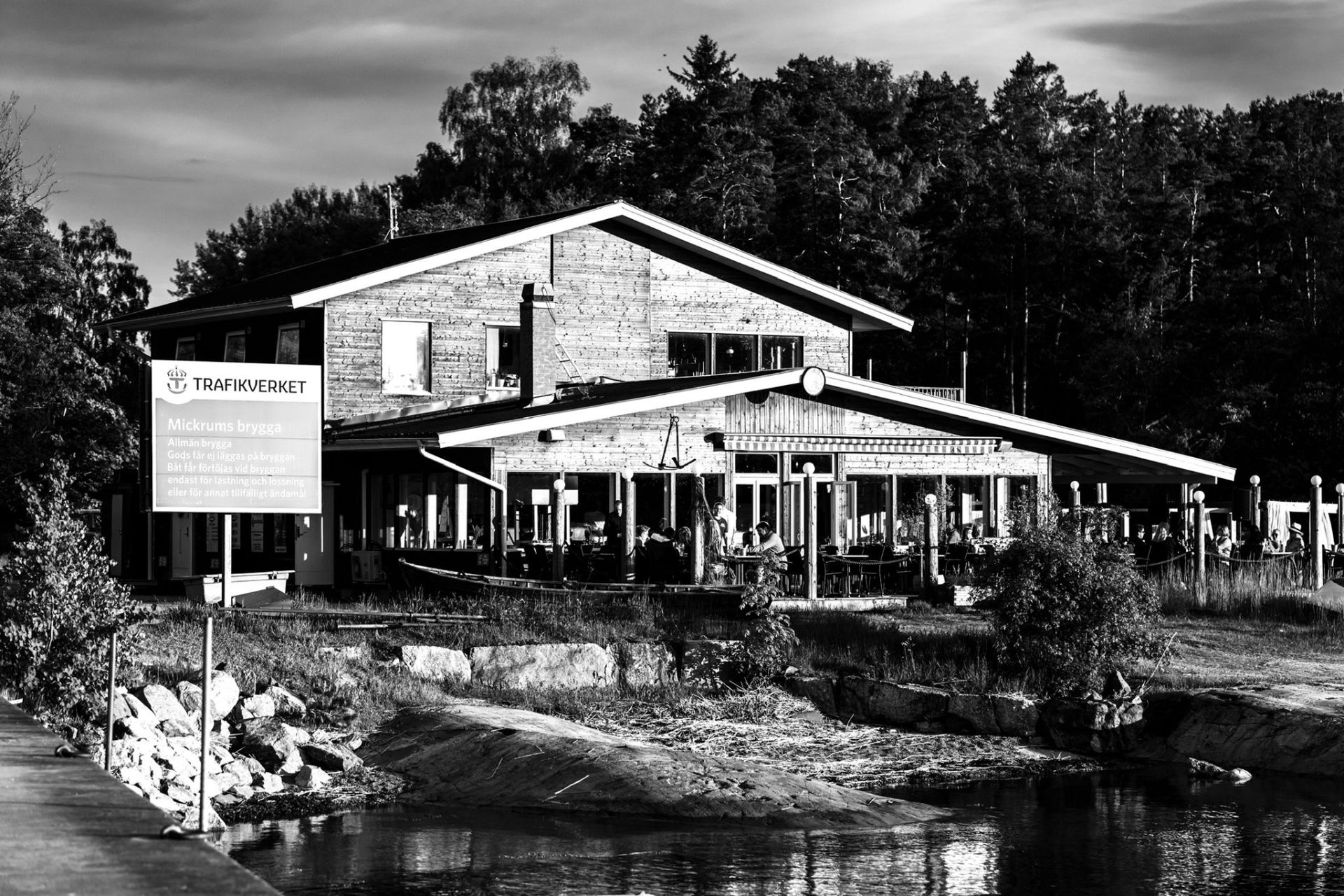 Muskö Sjökrog i svartvitt sommarljus