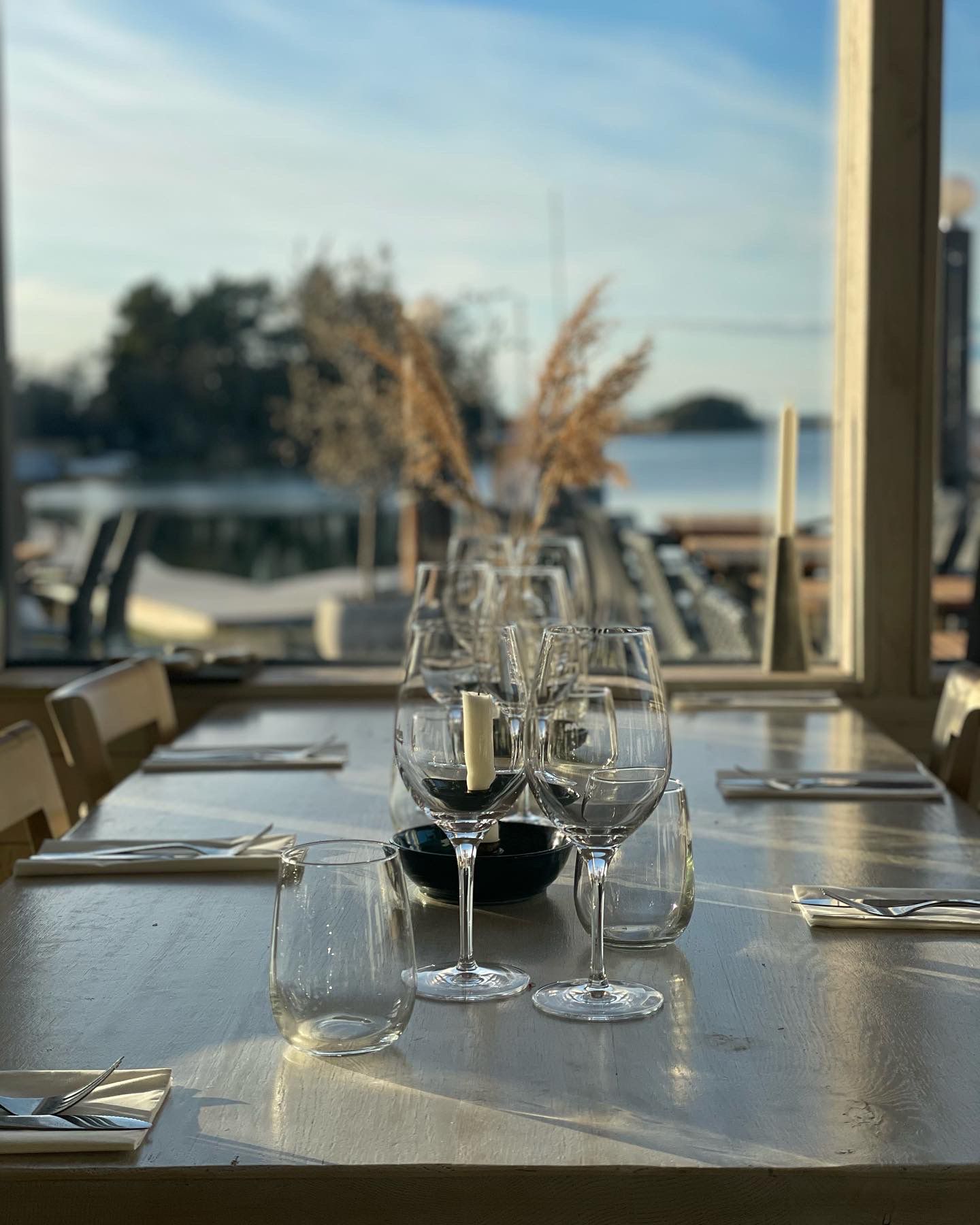 Dukat bord med havsutsikt