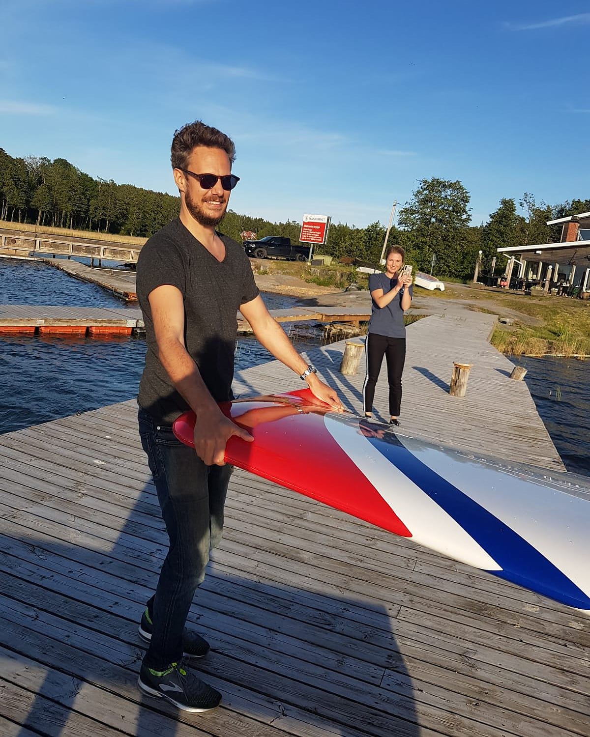 Vindsurfare utanför bryggan