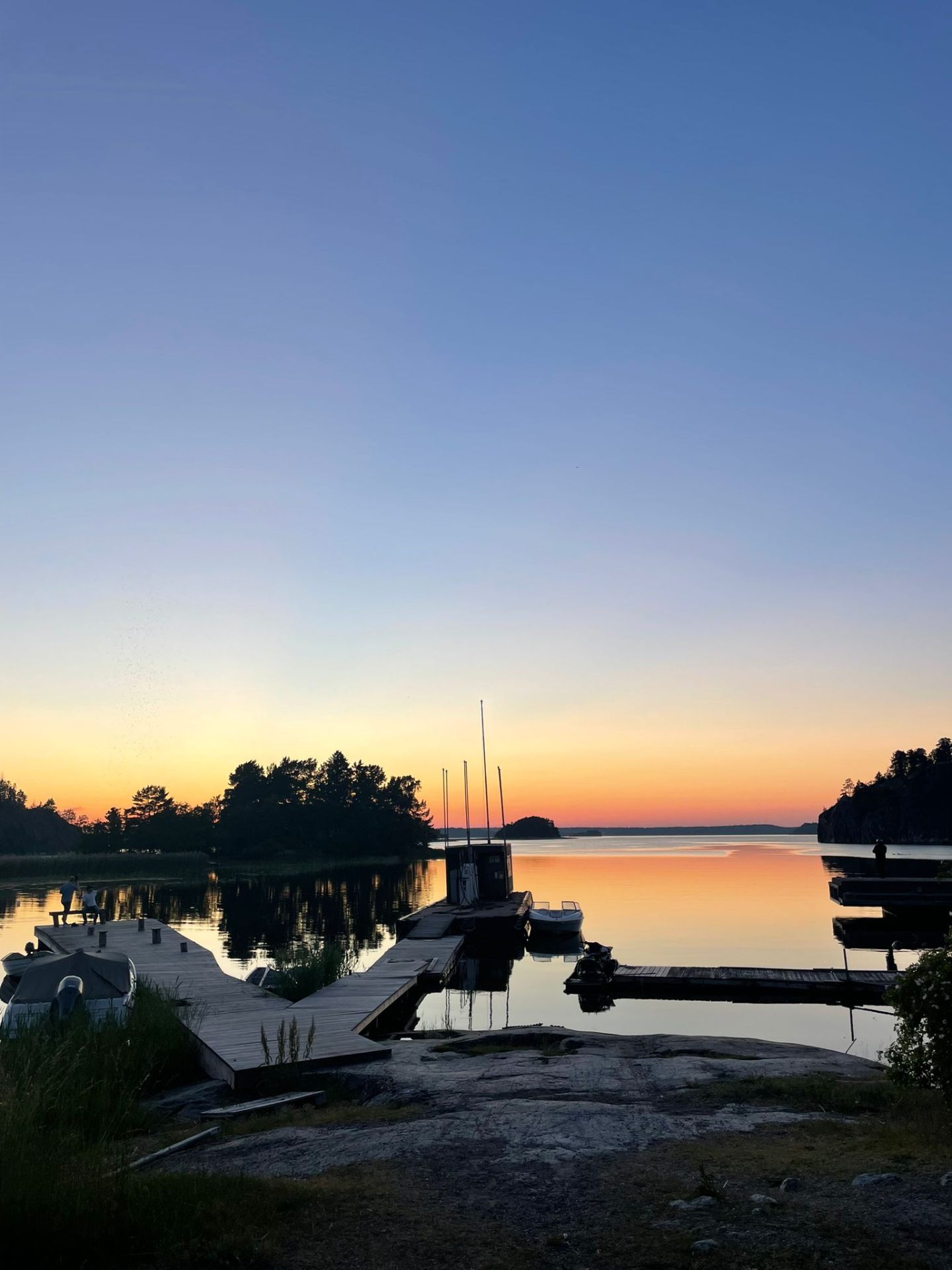 Bryggan vid Muskö Sjökrog i kvällsljus